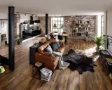 Offenes Wohnkonzept mit Küche, Essbereich und Wohnzimmer. Ziegelwände und Holzböden unterstreichen den industrial look.