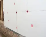 Kołkowanie styropianu na suficie: Kiedy jest konieczne, a kiedy klej wystarczy?