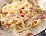 Carbonara ze śmietaną: Sekret kremowego sosu bez ścinania jajek