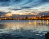 Tramonto sul porto di Southampton, con luci scintillanti e riflessi sull'acqua. Un'ottima vista per chi cerca cosa vedere a Southampton.