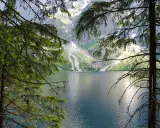 Morskie Oko, Tatry. Spokojna tafla jeziora odbija skaliste szczyty gór.