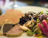 Assiette de foie gras et confit, salade colorée. Un aperçu des spécialités Nouvelle Aquitaine.