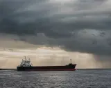 Statek towarowy pod burzowymi chmurami. Szukasz pracy na statku od zaraz?