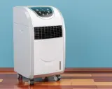 Climatiseur monobloc sur roulettes, avec écran digital affichant la température. Idéal pour une pièce, voici un avis sur ce modèle.