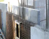 Betonwände mit Bewehrung aus Stahlstäben, bereit für den nächsten Bauabschnitt.