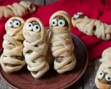 Mummy hot dogs z ciasta francuskiego, idealne na zdrowe przepisy dla dzieci na obiad. Zabawne i pyszne!
