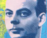 Portret stylizowany na mapę, przypominający Antoine de Saint-Exupéry'ego. Jego spojrzenie skłania do refleksji nad jego cytatami.