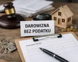 Darowizna dla dziecka bez podatku. Na stole młotek sędziowski, klucze, domek, monety i formularz SD-Z2.