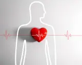 Czerwone serce z linią EKG symbolizuje problemy z rytmem serca, jak arytmia, która może być pogłębiona przez alkohol.