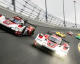 Mehrere Rennwagen, darunter ein weiß-roter Porsche, rasen auf der Strecke des 24-Stunden-Rennens von Daytona.