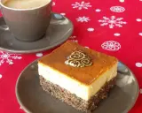 Seromakowiec z gotowej masy makowej i sera z wiaderka bez spodu, ozdobiony czekoladową choinką, obok filiżanki kawy na świątecznym obrusie.