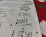 Cicha noc na gitarze: Zagraj ją w 4 akordach! Łatwy poradnik