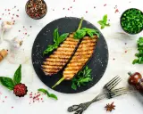 Grillowane plastry bakłażana z bazylią i pietruszką – nietypowe dania z grilla, które zachwycą każdego.