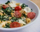Pasta mit Babyspinat, Kirschtomaten und Parmesan. Ein einfaches und leckeres Rezept.