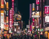 Nocne Tokio, pełne neonów i ludzi. Idealne miejsce, by poczuć energię miasta, kiedy lecieć do Japonii? Teraz!