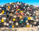 Un'enorme discarica di batterie per auto, un promemoria che le batterie delle auto elettriche inquinano.