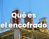 Estructura de encofrado naranja y amarilla en obra, lista para ver qué es encofrado en construcción.