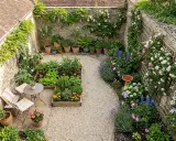 Idéal pour aménager un petit jardin de 20m2 : potager, fleurs, roses grimpantes et coin repas.