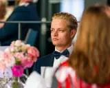 Marius Borg Høiby, klädd i smoking, sitter vid ett bord med blommor.