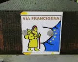 Segnale della Via Francigena, con un pellegrino stilizzato e la bandiera europea. Indica una delle tappe del cammino.