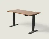Bureau réglable en hauteur, idéal pour alterner position assis debout. Plateau bois, pieds noirs.