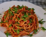 Pyszne spaghetti z sosem pomidorowym i natką pietruszki. Idealny przepis, jak zrobić spaghetti, by zachwycić domowników.