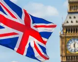 Flaga Wielkiej Brytanii na tle Big Ben w Londynie.