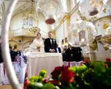 Para młoda w kościele, przygotowania do ślubu. Zastanawiamy się, ile pieśni na ślub będzie idealnie pasować do tej uroczystości.