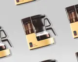 Retro-Kaffeemaschine in Gelb und Braun, bereit, köstlichen Kaffee zu filtern.