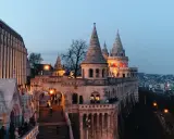 Budapeszt czy warto? Zdecydowanie tak! Widok na zamek i miasto nocą zapiera dech w piersiach.