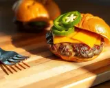 Ile kalorii ma Jalapeno Burger? Sprawdź i jedz świadomie!
