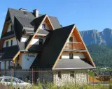 Dom na wierchu: Jak wybrać nocleg z widokiem na Tatry?