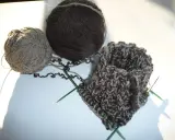 Skarpetki na drutach krok po kroku: włóczka, druty i częściowo wydziergana skarpeta.