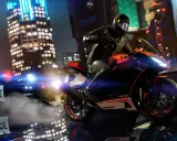 Motocyklista w kasku ucieka przed policją w nocnym mieście. To scena jak z najlepszych modów do GTA 5, pełna akcji i neonów.