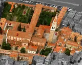 Vue aérienne du complexe de San Francesco della Vigna à Venise, avec ses cours, son jardin et son campanile.