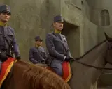 Ufficiali a cavallo in uniforme, in attesa ai confini del forte, come nella trama de "Il deserto dei tartari".