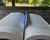 Un libro aperto, con pagine che sembrano sussurrare storie, forse della saga "50 sfumature".