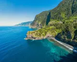 Grüne Berge treffen auf türkisfarbenes Meer. Ein perfekter Ort, um Madeira zu erleben.
