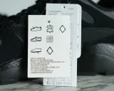 Czarna cholewka w adidasach, wykonana z połączenia skóry i materiałów syntetycznych, z widoczną metką z symbolami pielęgnacji.
