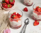 Erfrischendes Erdbeer Quark Dessert in Gläsern, garniert mit frischen Erdbeeren. Ein leichter Genuss für warme Tage.