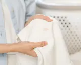 Plamy na białej tkaninie. Dowiedz się, jak usunąć wosk z kurtki ortalionowej, by znów wyglądała jak nowa.