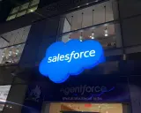 Nocą świeci niebieska chmura z logo Salesforce. To miejsce, gdzie szukamy inspiracji do pracy i rozwoju kariery w branży technologicznej.