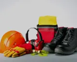 Casco naranja, guantes amarillos, gafas de sol, protectores auditivos, botas negras y un bolso de herramientas. ¡No olvides revisar la caducidad de tus epis!