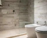 Łazienka z prysznicem i bidetem. Odległość WC od ściany bocznej jest optymalna dla komfortowego użytkowania.