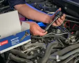 Mechanik wymienia cewkę zapłonową. Za mała przerwa na świecy objawy mogą być podobne, ale to właśnie cewka jest kluczowa dla zapłonu.