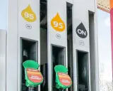 Stacja paliw z dystrybutorami 95 i ON. Dowiedz się, jak zatankować auto, wybierając odpowiednie paliwo.