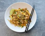 Pyszny pad thai przepis z kurczakiem, jajkiem, orzeszkami i limonką. Idealny na szybki obiad.
