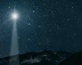 Jasna gwiazda betlejemska świeci na nocnym niebie nad górami, wskazując drogę.