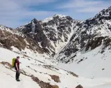 Wspinaczka na Toubkal wymaga ostrożności. Śnieg i skały tworzą malowniczy, ale wymagający krajobraz.