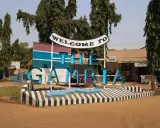 Välkommen till The Gambia! En skylt välkomnar besökare, kanske på väg för att få sitt vaccin.